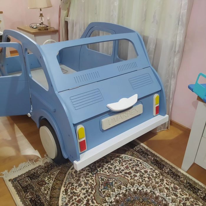 Детская кроватка машинка.