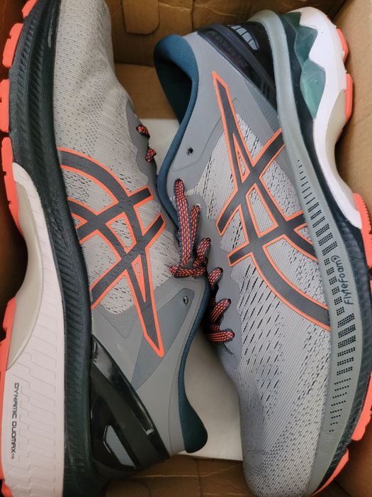 Беговые кроссовки Asics.