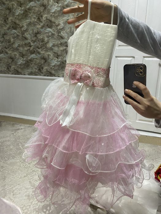 Нарядное платье на 6-8 лет