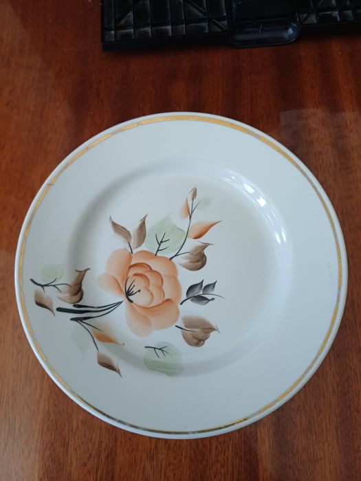 Тарелки столовые.