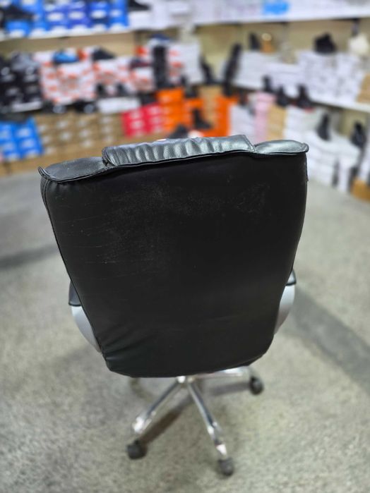 Офис стол черна кожа