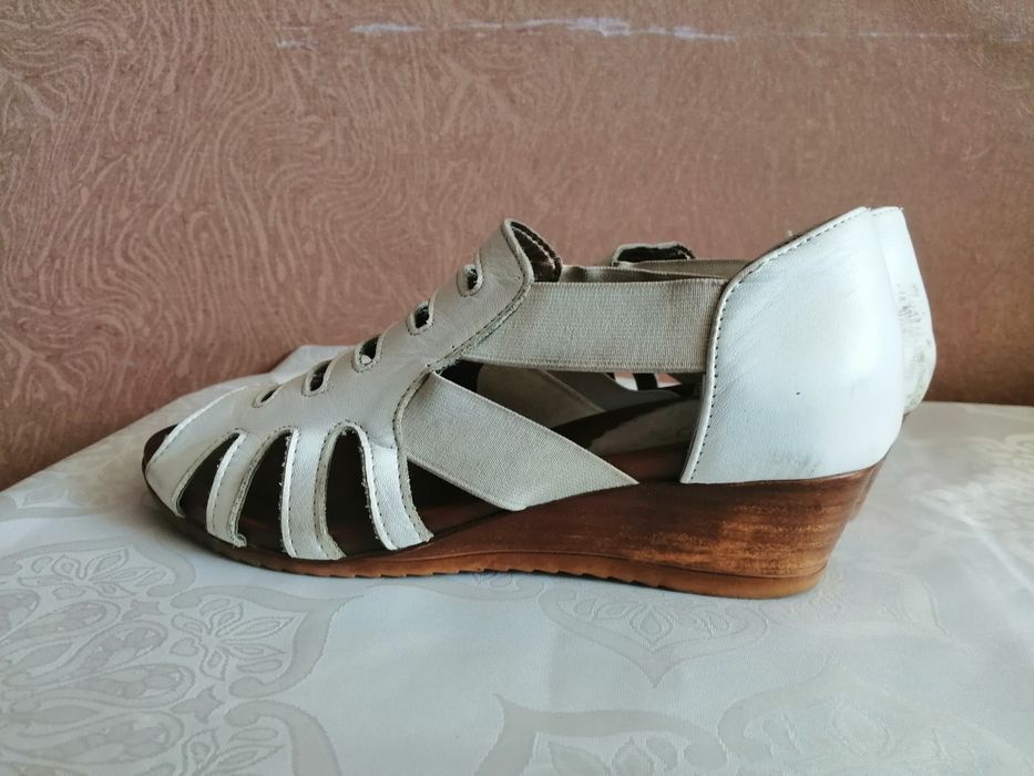 Босоножки белого цвеиа