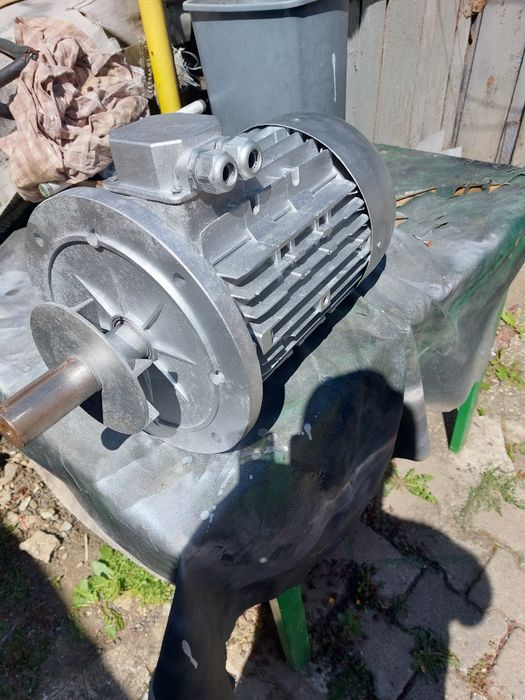 Vând motor electric