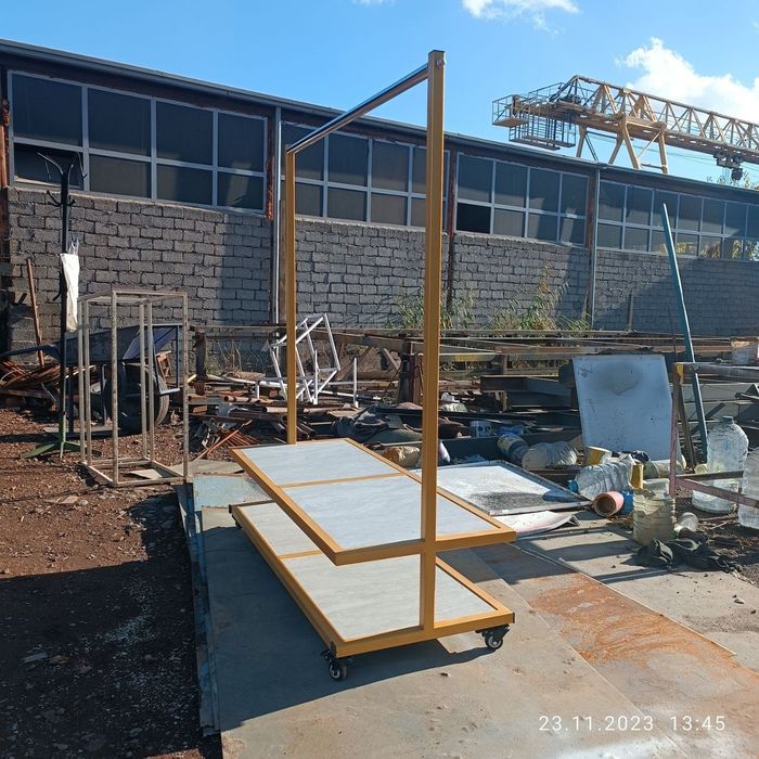 Вешалки для одежды.