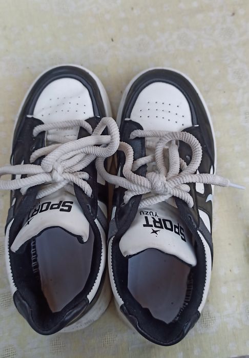 Удобные,лёгкие кроссовки.Одевали совсем мало.