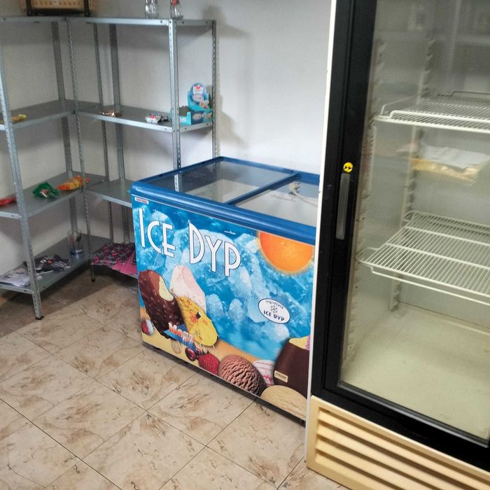 Vând vitrină băuturi, ladă de înghețată