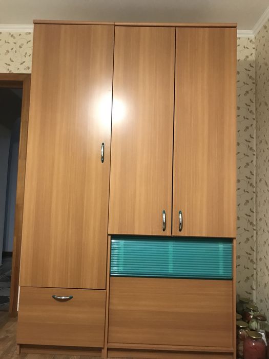 Шкаф плательный с ящиком внутри