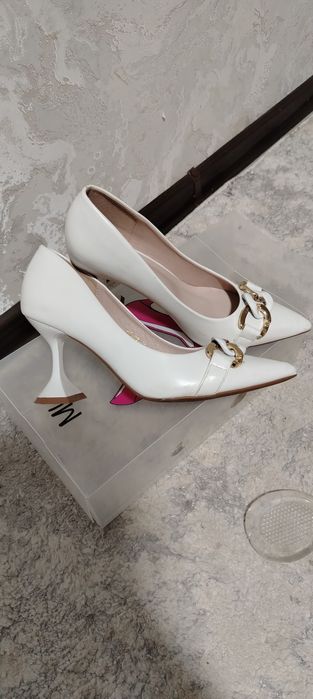 Oyoq kiyim ayollar uchun