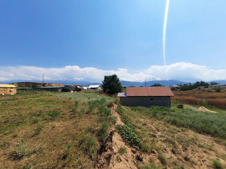 Участок продам. Недоезжая уштерек справа