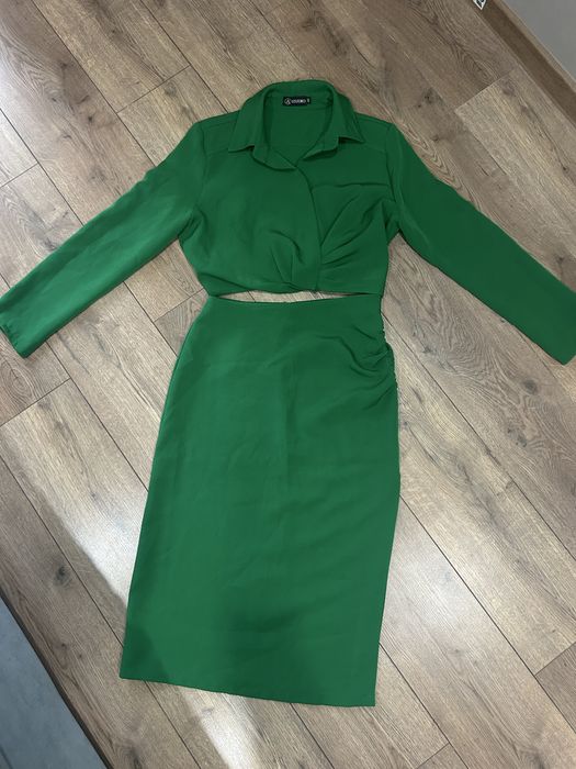 Зеленая двойка с юбкой