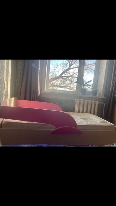 Продам кровать для девочки с матрасом
