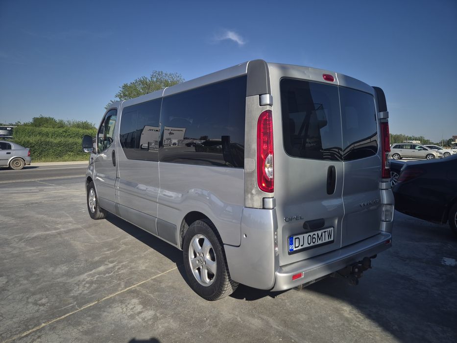 Opel vivaro 8+1 pasul lung usi batante