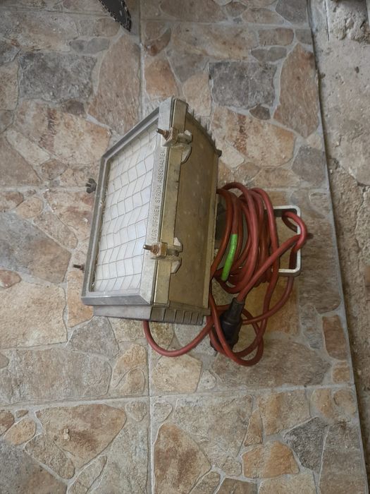 Proiector cu cablu lung