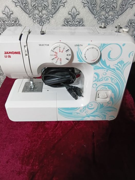 Швейная машина Janome LE-25