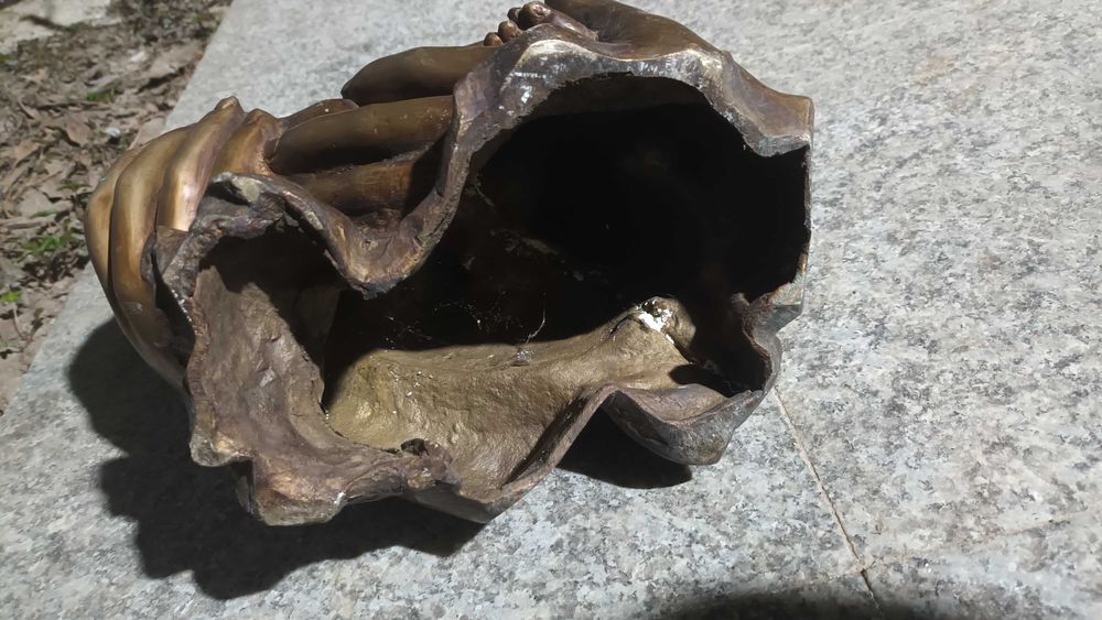 Statueta din bronz copil pe palme