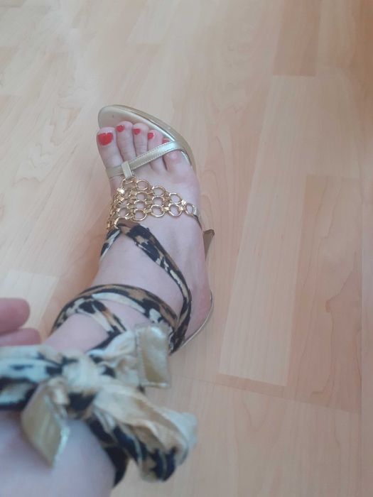 Златни сандали с тигрово