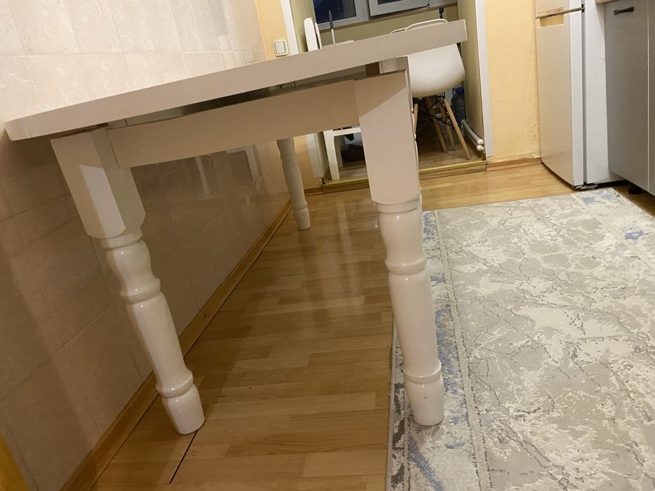 Продам стол в гостинную