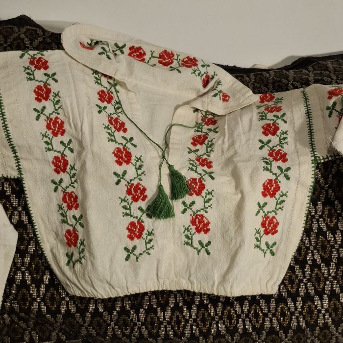 Ie veche, cămașă țărănească,