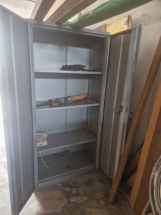 Dulap din tablă cu polite reglabile și rafturi