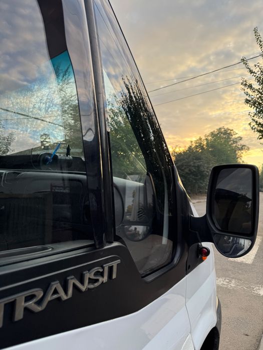Vând Autoplatformă Ford Transit 2.4 90 CP – Punte dublă, Perne de aer, Cârlig 2.3t – Gata de lucru!