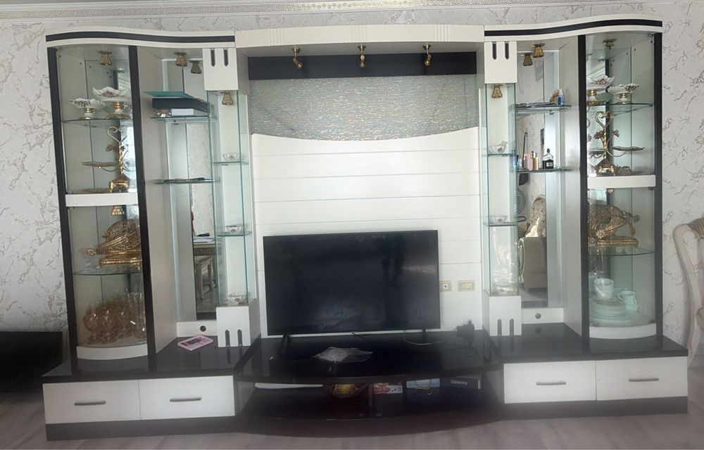 Стол и горка в гостиной