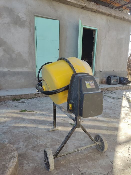 Бетономешалка в хорошем и рабочем состоянии.