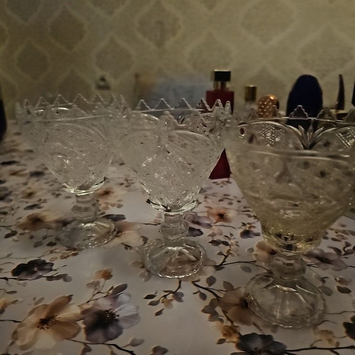 Xrustall idishlar to'plami sotiladi