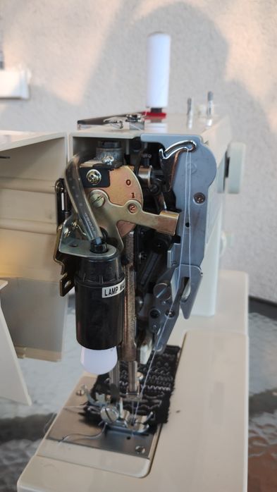 Отлично работеща шевна машина  .