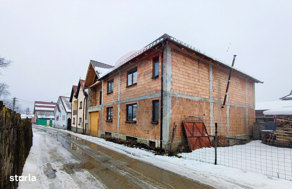 Casă/vilă spațioasă, centrală în Săliște, structură S+P+E+M