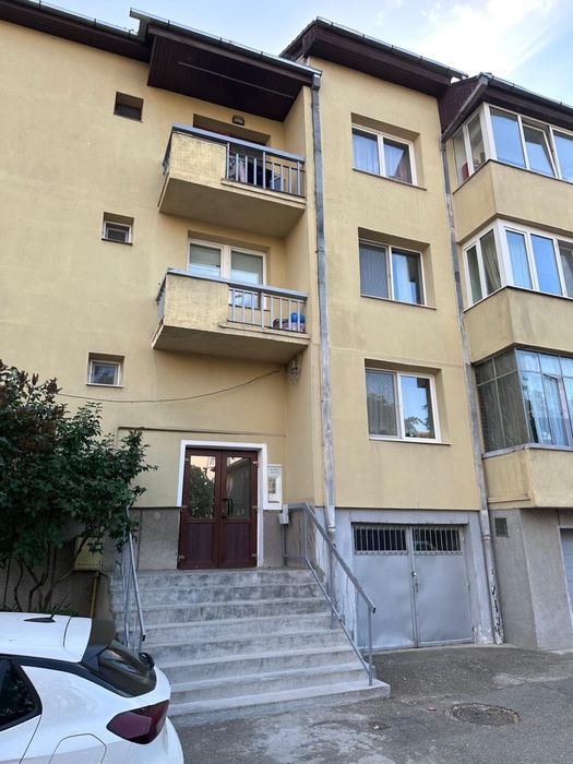 Vand apartament 3 camere + garaj +boxa - str. George Enescu