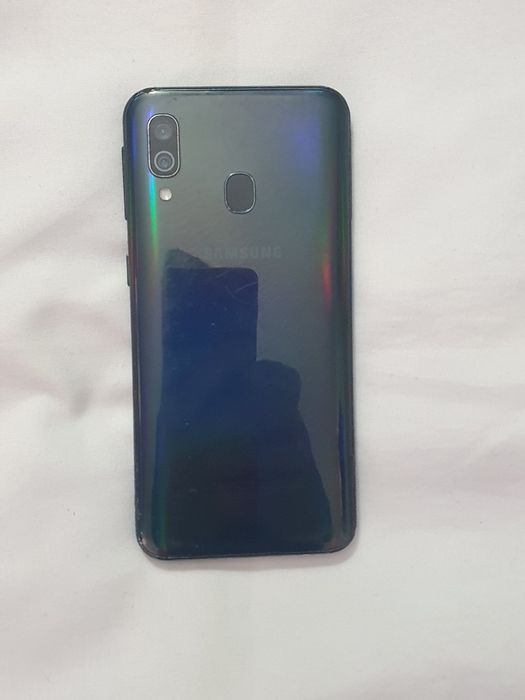 Tel. Samsung A40.