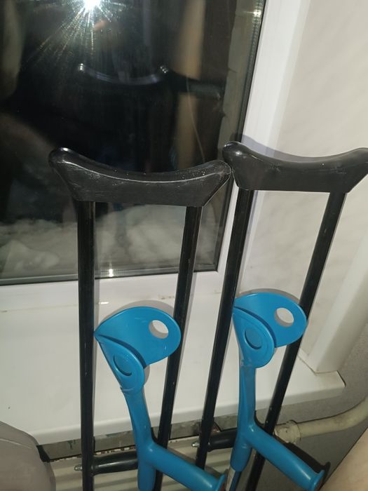 Продам недорого костыли