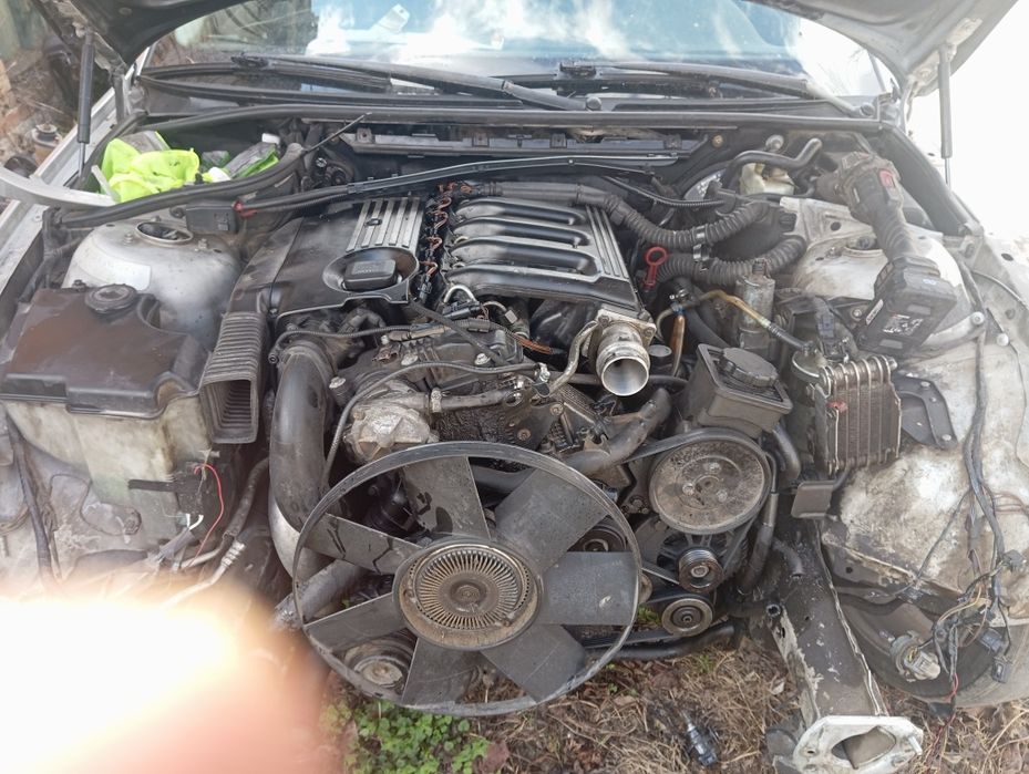 Продавам два броя двигатели M57 330D 184 На части