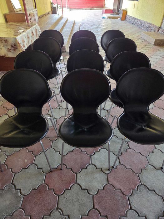 Стулья черные , материал кожа