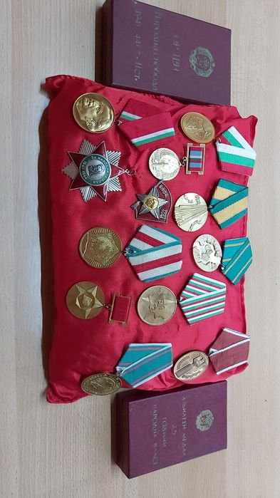 Продавам медали и значки
