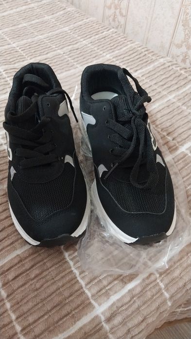 Новые кроссовки 36 размер