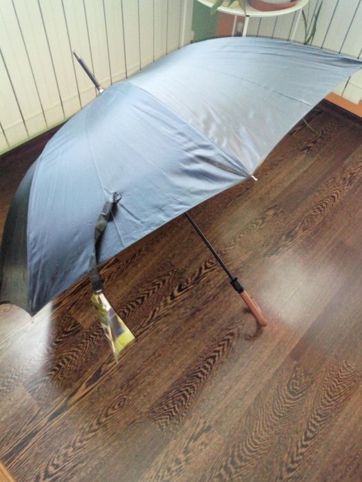 Нов с етикет черен автоматичен чадър тип бастун/диаметър 103см.