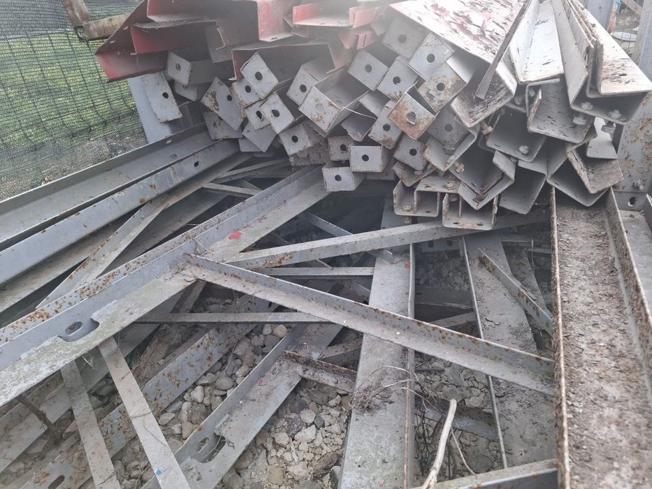 Hala metalica, birouri, locuință, grajd,magazie,depozit