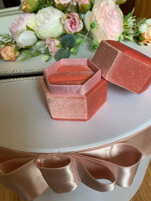 Кадифена двойна кутия за пръстени/халки, чисто нова