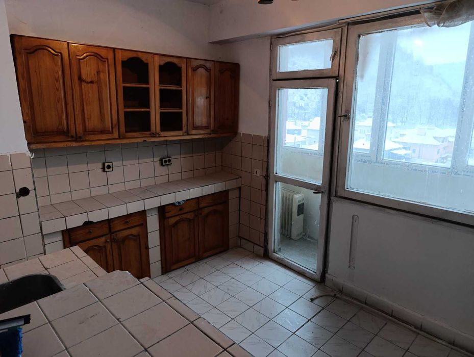 От собственик - светъл, топъл в новосаниран блок с оправен покрив