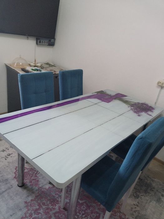 Кухонный стол со стульями.