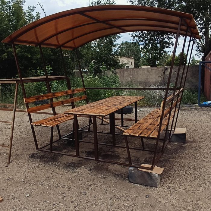 Садовая беседка из металла