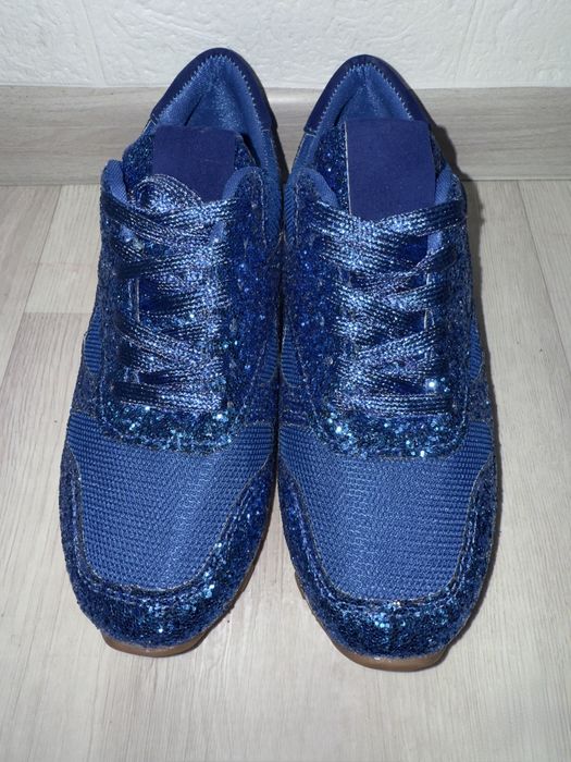 Кроссовки женские