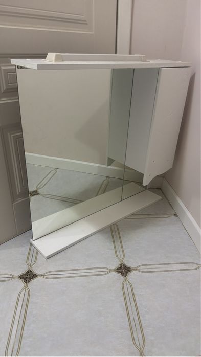 Зеркало со шкафом