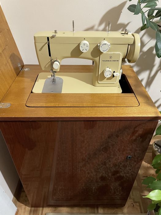 Швейная машинка Чайка 142