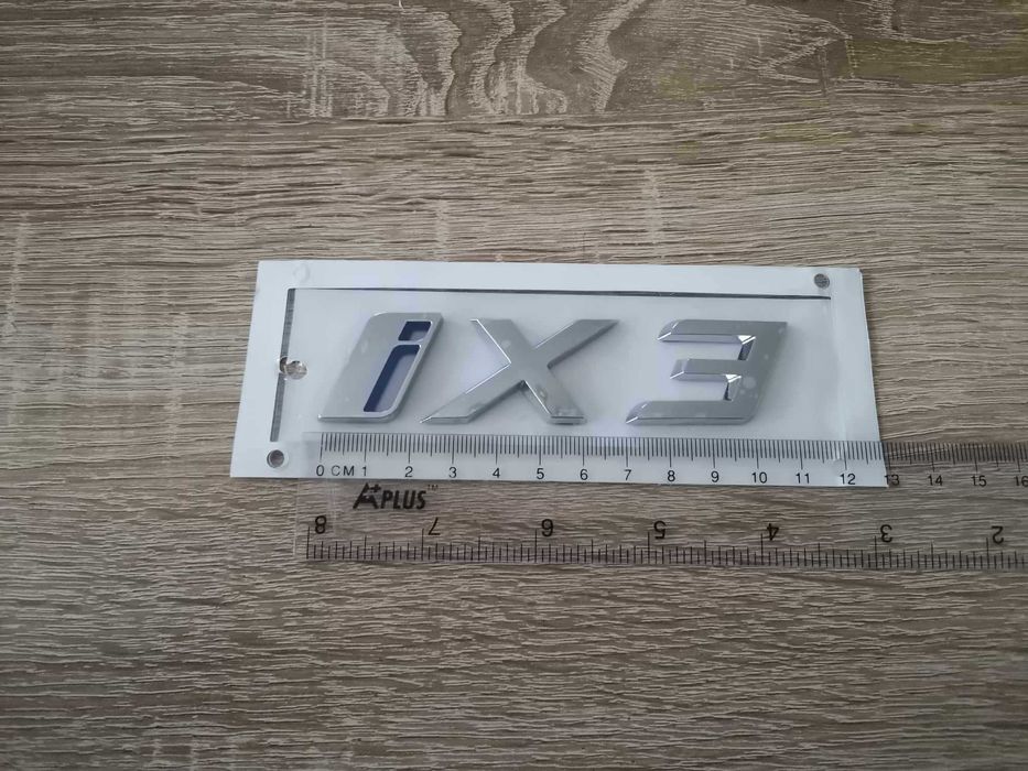 сребриста емблема BMW iX3