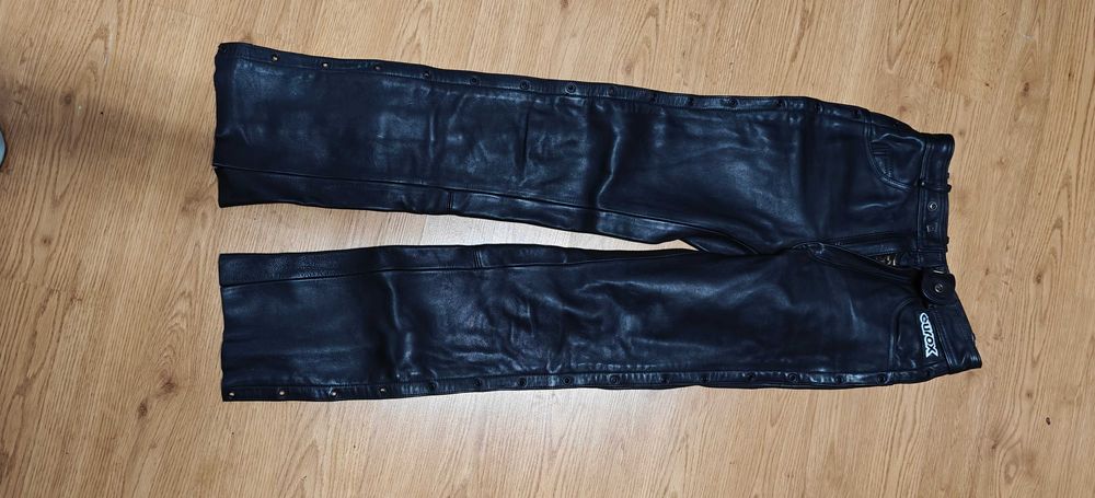 Vând Pantaloni Moto Piele Neagră cu Șireturi Laterale și Capse