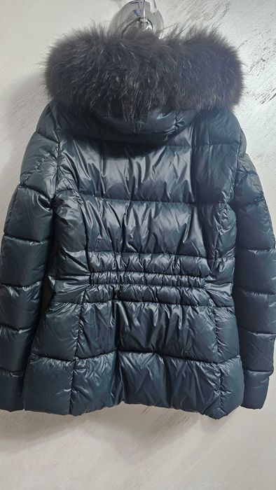 Продавам дамско яке MONCLER