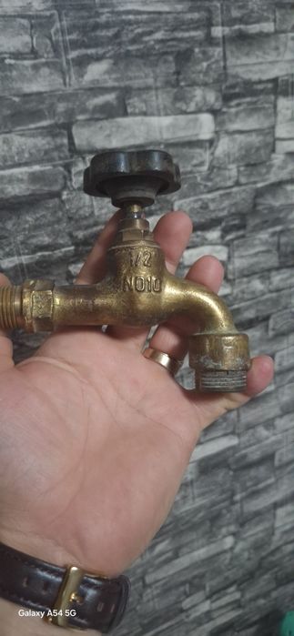 Robinet vechi din alama.