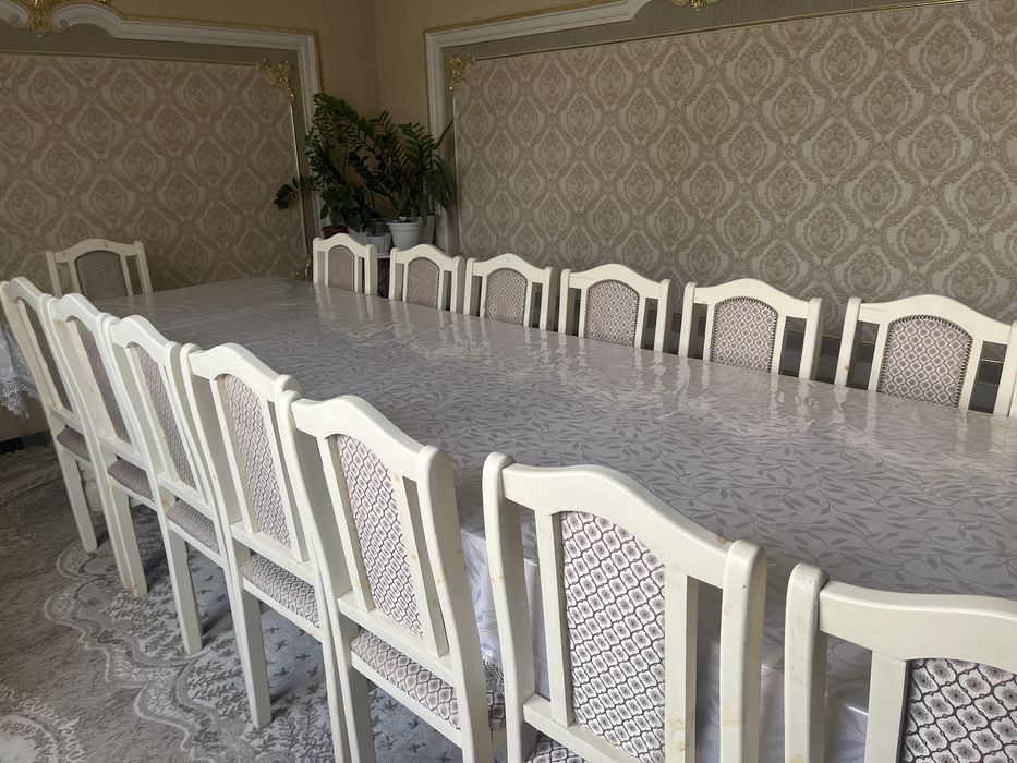 Стол и стулья для гостинной
